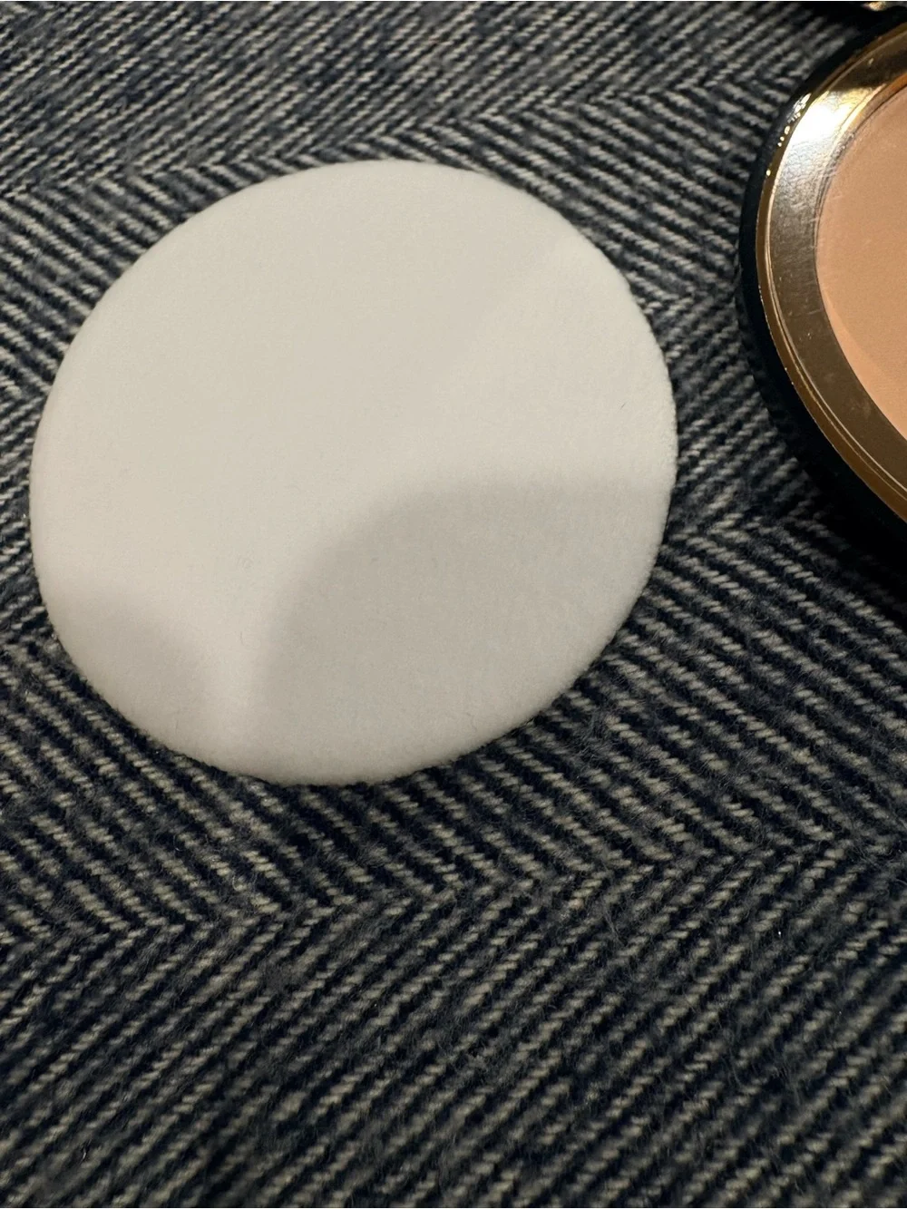 Ultra-soft and creamy, Phyto-Poudre Compact blends instantly into the skin for a